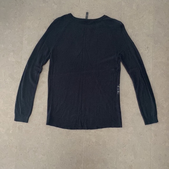 LIGHTWEIGHT BCBG sweater size medium - Picture 4 of 4